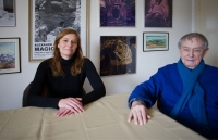 Alexandr Skalický a Kateřina Doubravská při natáčení v pamětníkově domě v Náchodě v roce 2025