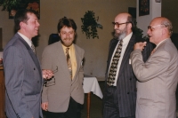 Václav Kášek (zcela vlevo) na oslavě konce plynofikace Horoměřic s náměstkem ministra životního prostředí, přednostou okresního úřadu a šéfem odboru životního prostředí okresu Praha-západ