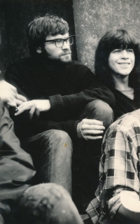 Dragoljub Matić na schodech Národního muzea s přáteli (1966)