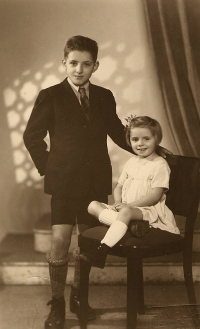 Pavel Dukát se sestrou Milenou, 1946