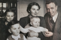 Petr Nejtek s rodiči, starší sestrou Libuší a mladší sestrou Janou, podzim 1943
