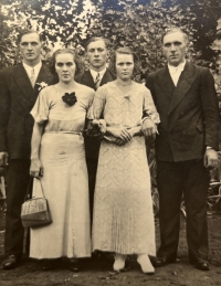 Rodiče Anna a Jaroslav Liškovi (vpravo) a otcovi sourozenci Břetislav, Jaroslav a Františka, Argentina, 1939
