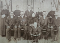 Rodina Ficků, děda Ficků sedící druhý zleva vedle jeho manželka