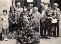 Rodinná fotografie, matka Anna Vašinková (roz. Poláková) s brýlemi uprostřed, sestra Marta s bílou kabelkou, její dcera Jarmila první zleva a dcera Marcela druhá zleva