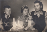 Oslava osmých narozenin se sestrou a s matkou