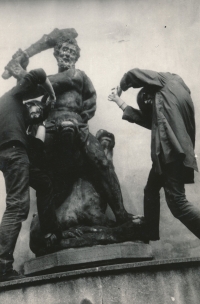 Dragoljub Matić (vlevo) v zahradách Pražského hradu (1966)