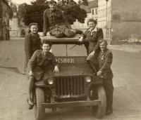 Po válce v letní Praze – pózování s automobilem (Lída Reblová, sourozenci Kozákovi, strýc Jaroslav Prokůpek)