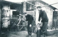 S kamarády na dvoře 1940