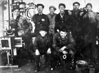 Otec Miloslava Komárka (vpravo), pravděpodobně v lokomotivním depu v Přerově