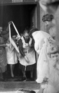 Svatba Miloslava Komárka, rodný dům manželky v Kyselovicích u Chropyně, 18. března 1961