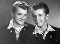 Miloslav Komárek (vlevo) v lesnické uniformě se spolužákem s mistrovské školy ve Strážnici, polovina 50. let