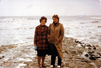 Vlevo Anna Macečková s náhodnou kolemjdoucí během návštěvy ostrova Wangerooge v Německu. V roce 1938 byla na ostrově jako evakuovaná z Hlučínska během československé mobilizace