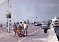 Anna Macečková druhá zleva ve Splitu na dovolené v Jugoslávii
