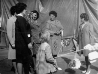 Vlevo Anna Macečková během oslavy 1. máje