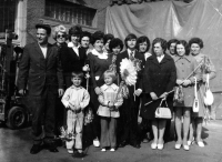 Anna Macečková uprostřed během oslavy 1. máje