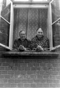 Matka Anny Macečkové Emílie Benešová vpravo
