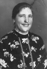 Manželka bratra Štěpána oblečená v kacamajce