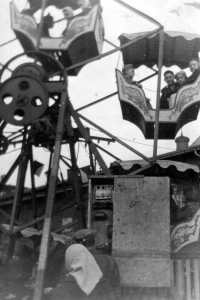 Dcery Anny Macečkové se synovcem na kolotoči