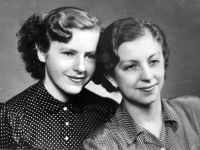 Anna Marková vpravo na fotografii s kamarádkou