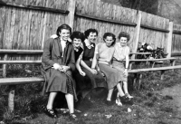 Anna Marková úplně vpravo s kamarádkami