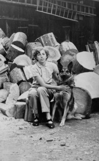 Anna Marková na dvoře domu ve Vrbně pod Pradědem