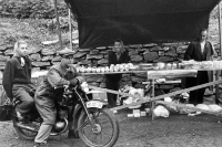 Matka a otec Anny Markové prodávají na trhu sklo a porcelán