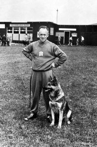 Otec Anny Markové jako člen kynologického kroužku ve Vrbně pod Pradědem