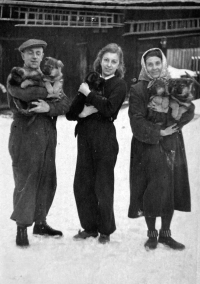 Anna Marková uprostřed s matkou a otcem na dvoře domu ve Vrbně pod Pradědem