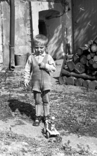 Syn Anny Markové Antonín na dvoře domu ve Vrbně pod Pradědem