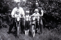 Vlevo Erhard Pluške se švagrem Karlem Václavíkem a dětmi