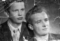 Vpravo Erhard Pluške s bratrem Josefem / začátek 50. let