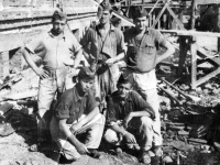 Vpravo dole Erhard Pluške v době vojenské služby, 1952 až 1954