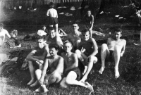 Druhý zprava Erhard Pluške v době vojenské služby, 1952 až 1954