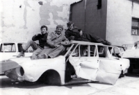 Erhard Pluške s rádiovkou v areálu podniku Mototechna, který jako zedník rekonstruoval