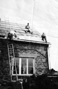 Úplně nahoře Erhard Pluške na stavbě sestřina domu