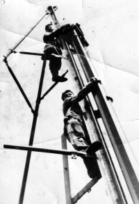 Erhard Pluške úplně nahoře při zatloukání larsenů na stavbě v areálu Dolu Zárubek v Ostravě