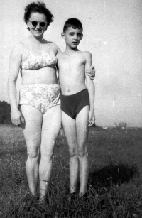 S matkou, Ostrava, asi 1960