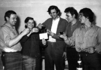 Jiří Tieftrunk uprostřed s kolegy v práci na nádraží v Havířově