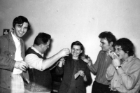 Jiří Tieftrunk vlevo s kolegy v práci na nádraží v Havířově, kolegyně vyhrála ve Sportce