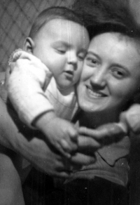 Jiří Tieftrunk s matkou, Olomouc, 1951