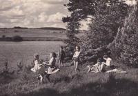 Sestra Marie Lehečková (druhá zleva) a poblíž ní Miloš Lehečka u Protivského rybníka