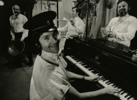 Jiří Vyšohlíd (v popředí) v inscenaci Jak se na co hraje (režie Josef Krofta), 1975, Hradec Králové