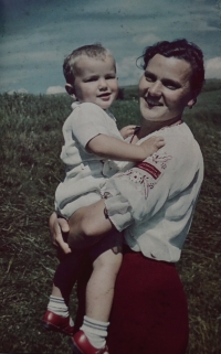 Maminka Aloisie s malým Petrem