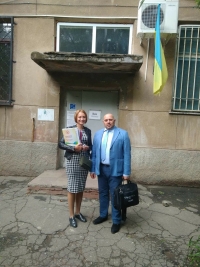 Володимир Кондур та Юлія Лісова перед черговим засіданням суду за позовом ромських сімей, постраждалих під час погромів в селі Лощинівка. Одеса, 2017 р.