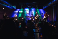 Vystoupení kapely Dragon’s Brew, Jiří Vyšohlíd st. (vlevo), Jiří Vyšohlíd ml. (druhý zprava), 2023, Praha