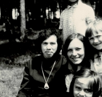 Vedle paní ředitelky mateřské školy v Újezdě, 1971