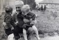 Dcera pamětnice Ivana Doležalová s otcem pamětnice Walterem Neumannem, 1967