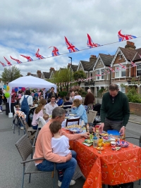 Oslava korunovace Karla III. v ulici, kde Stasha Hart žije