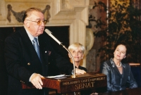 Strýc Oldřich Černý při projevu v Senátu, asi 2000