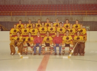 Společná fotografie týmu SC Bern, pamětník čtvrtý zleva ve třetí řadě, pol. 70. let
